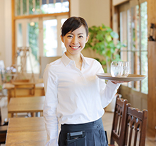 femme-serveuse-restaurant