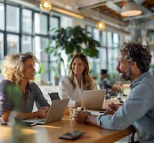 bureau discussion avec le sourire